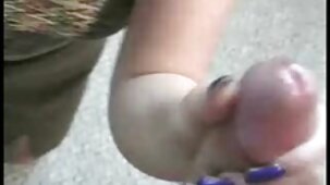 Blonde film porno asie en collants déchirés pousse la chatte sur la bite