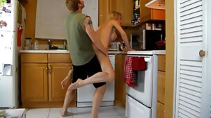 Brunette petit film x gratuit essaie le sexe lesbien avec une copine blonde en soirée pyjama