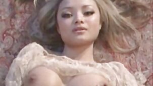 Le porno de groupe avec une mère et sa jeune fille film porno en francai se termine par un orgasme puissant pour un mec