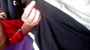 Un homme filme à la caméra video porno gratuit a regarder comment il développe l'anal de deux étudiants dans une orgie
