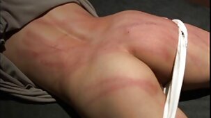 Une brune aux longues jambes penchées sur le cancer et a encadré sa chatte pornos vieilles poilue par amour