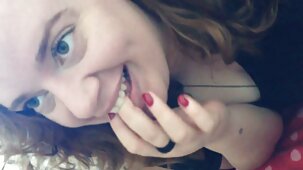 Deux couples de jeunes dans le salon ont mis en scène du porno en groupe et ont eu pournou gratwi un orgasme