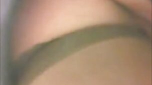 Une fille aux petits seins écarte les cuisses pour du porno fait maison sur une caméra vidéo film x de sexe
