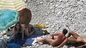 Une femme à lunettes voir film porn gratuit dans une pose de cancer a encadré son cul pour une baise anale maison