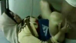 Copines lesbiennes séduisent une jeune blonde dans le sexe en groupe film porno gratuit en streaming
