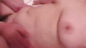 La brune remplace son bonnet serré par une fessée youporn hub gratuit vaginale après une pipe