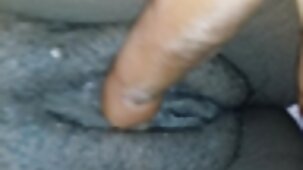 Brune aux gros seins écarte les cuisses en bas pour du sexe dans xx vidéo pornographie le salon