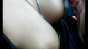 Une jolie femme jouit d'une double pénétration avec son voir porno x petit ami