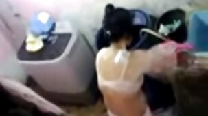 Un jeune homme ponor gratuit a d'abord essayé le sexe en groupe avec une tante mature