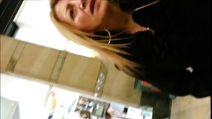 Les jeunes copines sont coquines dans les toilettes d'une film pornographique français gratuit discothèque