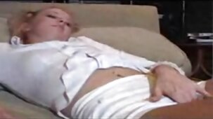 Une rousse dans une auberge de jeunesse a sauté sur un étudiant saccadé film x violent gratuit et l'a caressé avec une chatte