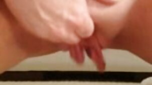 Un homme aux film gratuit streaming porno cheveux gris baise hardiment une brune garce sur la table de la cuisine après une pipe