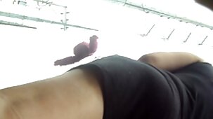 Brunette suce professionnellement et baise avec le futur film vidéo x gratuit patron