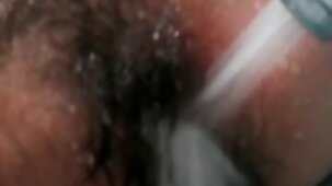 Une brune film video x gratuit aux petits seins a sucé la bite bien rasée de Quinton James avant le sexe
