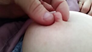 La fille en bas est ravie de la grosse bite du sexe prono gratuit mec