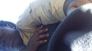 Un garçon bouclé satisfait une enseignante aux gros video porno tu kiff seins