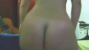 Une brune en video porno tu kiff bas secoue de gros seins devant un mec en uniforme d'infirmière