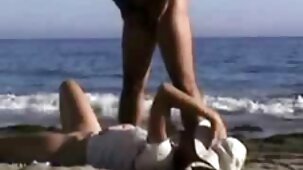 Deux belles copines sucent une bite pour un mec à video et film porno gratuit Halloween