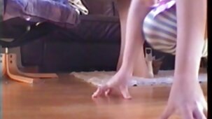 Une femme en bas regarder vidéo pornographique remplace sa chatte juteuse par du porno fait maison avec sa bien-aimée