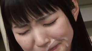 Jolie femme a ouvert la bouche pour une pipe royale profonde avec beaucoup de film porno de black gratuit sperme