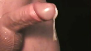 Un homme noir expérimenté a planté la chatte serrée d'une jeune fille sur sexe pournou sa grosse bite