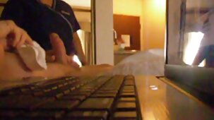 Le mec a fini voir des vidéos porno gratuit le visage d'une blonde tatouée après un rapport sexuel