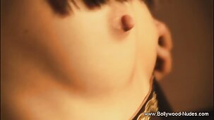 Une étudiante à grosse bite frappe une MILF aux gros seins film porno tukif