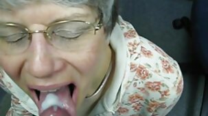 Un collègue de travail baise extrait film pornographique une brune à gros seins au bureau