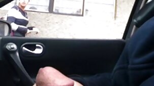 Une blonde dans une pose de cancer écarte son cul juteux pour un homme noir et futai video gratis son gros pénis