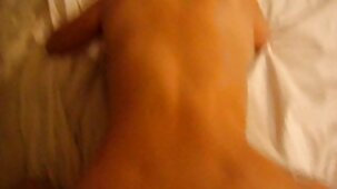 Une fille en bas est lâche avec un gros cul extrait de films x sur la bite de son amant et jouit