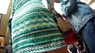 Fille aux gros seins dans la voiture baise et film porno gratuit en entier prend du sperme