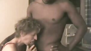 Poussin bouclé suce une grosse bite video xxx vieille d'un jeune mari