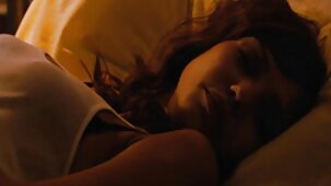 Les site gratuit de film porno lesbiennes sur le lit se caressent doucement et s'amènent à l'orgasme