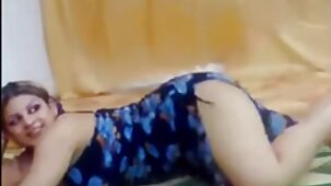 Le mec montre sur la webcam à quel point il baise la blonde aux gros seins dans video sexe prono gratuit le cul anal
