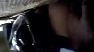Un agent avec une caméra dans les mains tourne du film x streaming gratuit porno avec une brune à la première personne et jouit