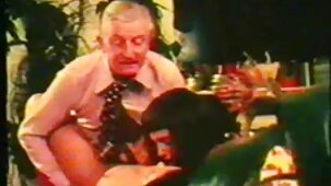 Une blonde en bas a sellé le pénis d'un nègre et a des sexe prono francais relations sexuelles, éjacule avec délice