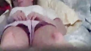 La fille s'est déshabillée jusqu'au but pour le regarder film porno en streaming sexe en groupe avec deux mecs tatoués