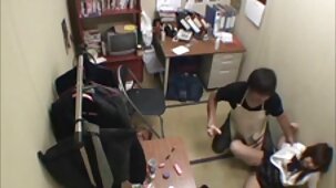 La beauté en talons hauts aime la baise film erotique gratuit francais en groupe au bureau sur un pouf