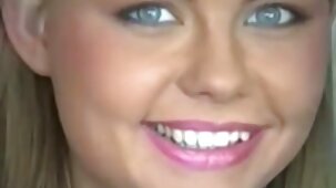 Maman aux gros seins suce une bite et écarte les jambes pour vidéo pornographique noir une fessée avec son beau-fils