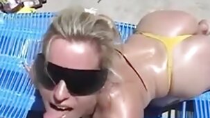 Une jolie fille se fait baiser dans une chatte en gros extrait film pornographique plan dans toutes les poses agréables