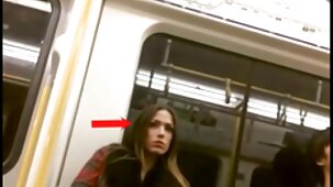 Un homme noir musclé presse une brune par derrière et extrait video porn la baise dans un cul élastique