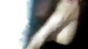 Le mec baise deux film porno 60 ans génisses dans la chambre et les amène à un orgasme de groupe