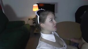 Un étudiant suce la bite d'un porno vf gratuit camarade de classe dans le couloir