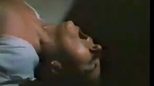 Une jeune fille en nouveaux bas montre à l'invité de nouveaux film streaming porno gratuit bas avant de baiser dur