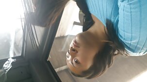 Une fille blonde en lingerie maigre saute sur film porno asie le pénis du baiseur