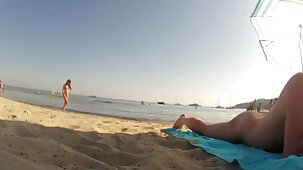 Une brune avec de belles jambes a des film porno gratuit en ligne relations sexuelles avec un homme