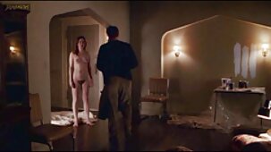 La belle-mère a réveillé le beau-fils endormi sex movie gratuit et a écarté ses jambes devant lui