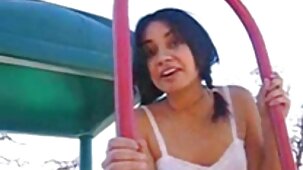 Une brune expérimentée baise avec regarder film porno lesbienne un grand amant au bord de la piscine