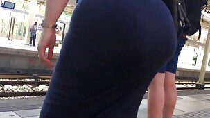 La fille aux cheveux roux s'est assise avec un trou anal porno gratuit père et fille sur la bite et a violemment fini