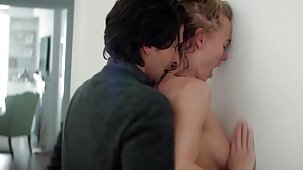Une lesbienne aux cheveux roux et sa films pornographiques en streaming gratuit maîtresse se caressent avec des langues et des doigts tendres
